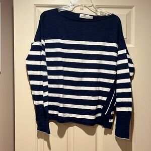 Women’s navy and white striped crewneck vineyard vines sweater